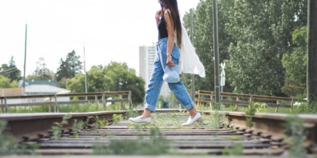 Mulher na linha de trem