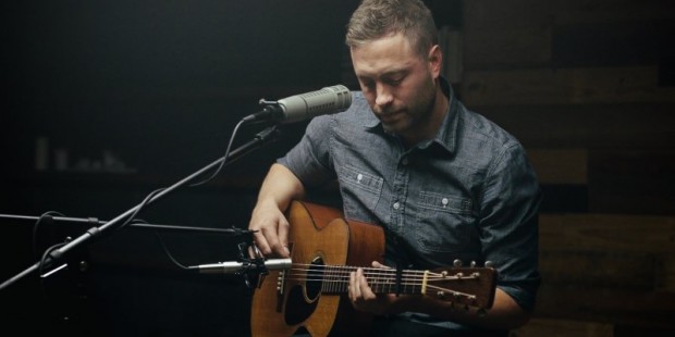 Brady Toops tocando violão