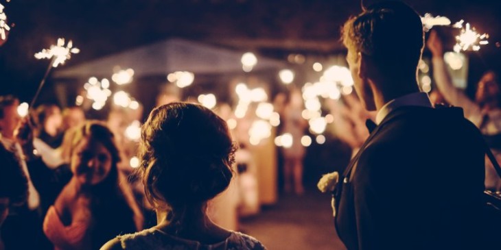 Casal chegando na festa