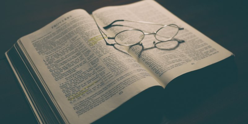 Bíblia e óculos