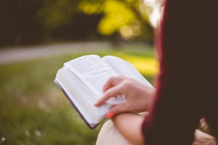 Biblia aberta no começo do livro de colossenses