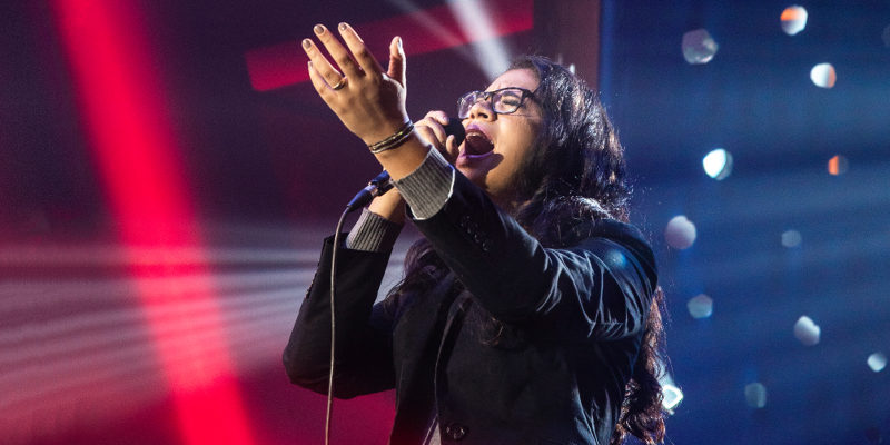 Cantora da ADAI cantando em gravação