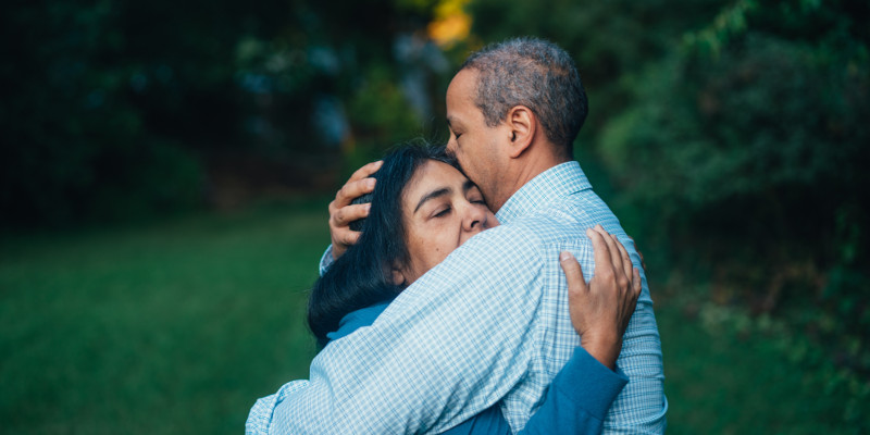 Homem e mulher se abraçando, representando a nossa ministração de célula sobre perdão