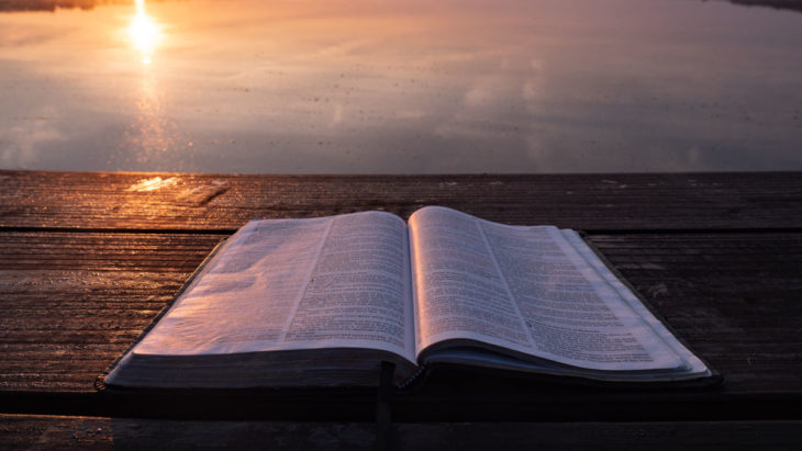 Bíblia em frente ao mar - Versículos sobre Deus Pai