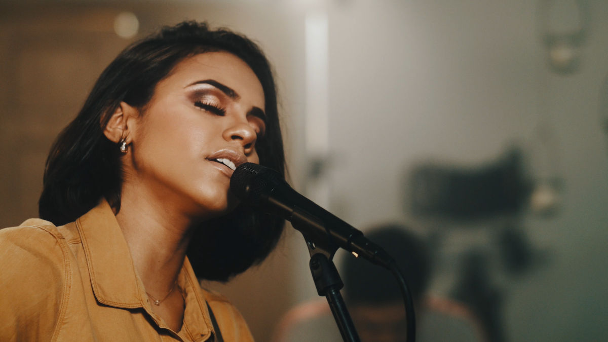 Com novo single, Julia Vitória se consolida como uma das grandes revelações deste ano