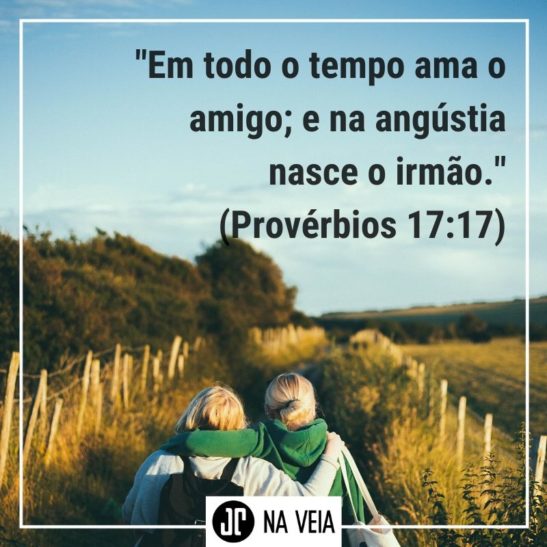 Amigas caminhando em estrada - Versículos sobre amigos - Provérbios 17:17