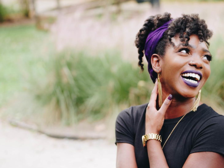 Mulher sorrindo, representando os Versículos para o dia da mulher