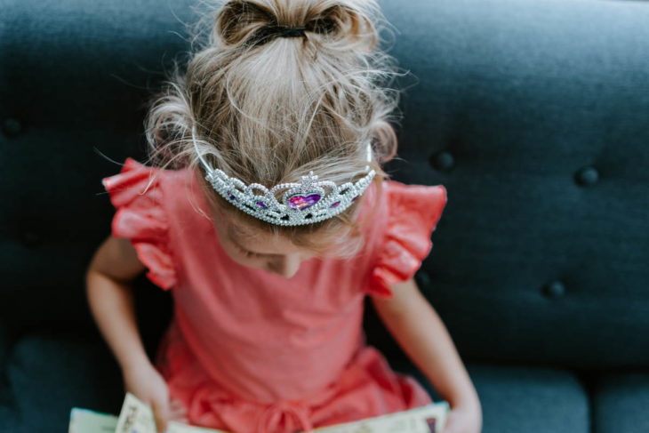 Menina vestida de princesa, com coroa, representando nossa lista de versículos sobre a princesa do Senhor