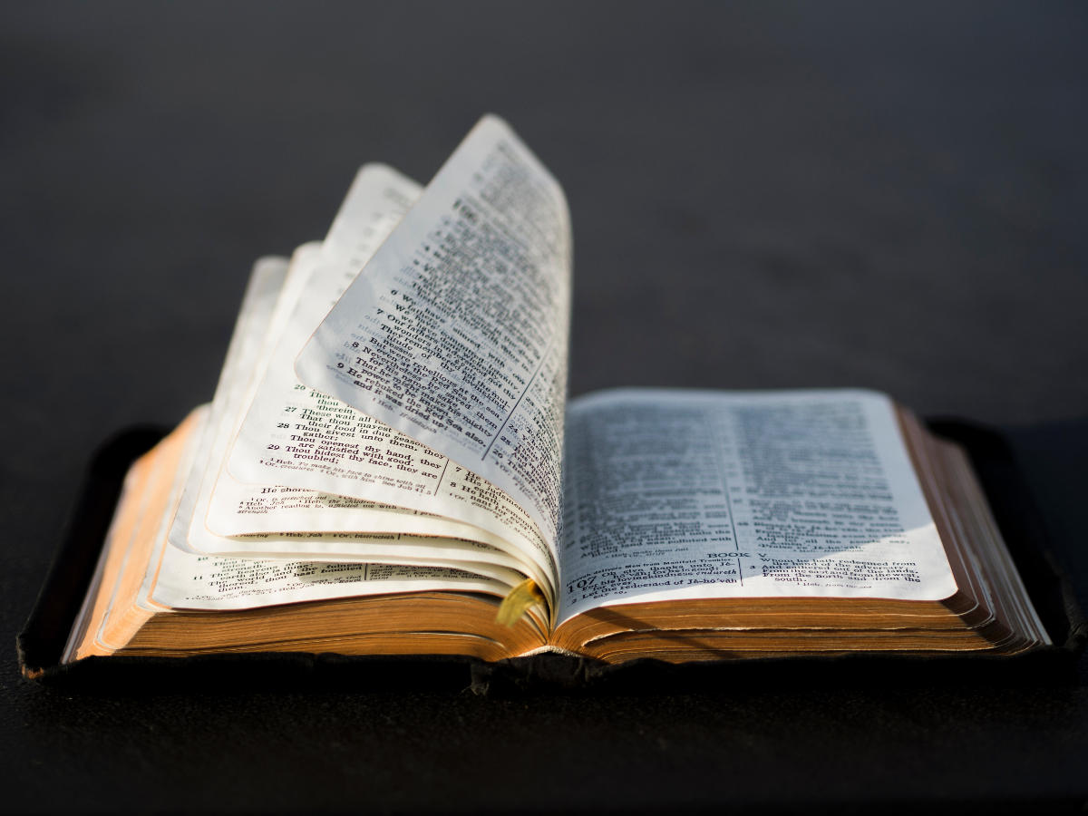 Bíblia com a página sendo virada - Profecias sobre Cristo na Bíblia