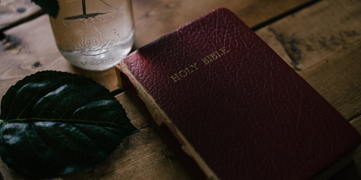 Bíblia sobre a mesa representando os Versículos Deus Santo