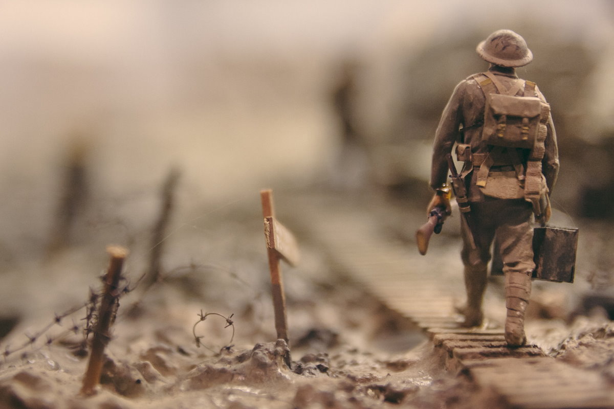 Foto de boneco de brinquedo simluando guerra. Representação para nossos Versículos de guerra