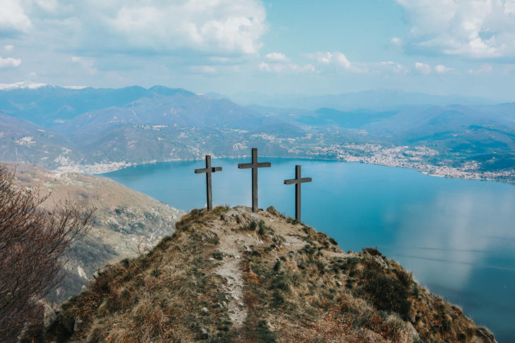 3 cruzes no topo da montanha representando os versículos sobre a páscoa