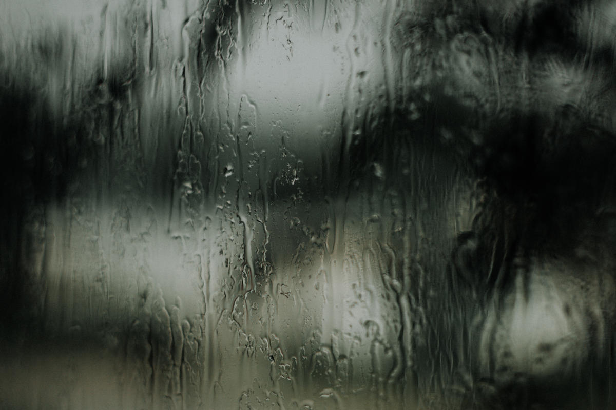 Chuva na janela representando os versículos sobre adultério