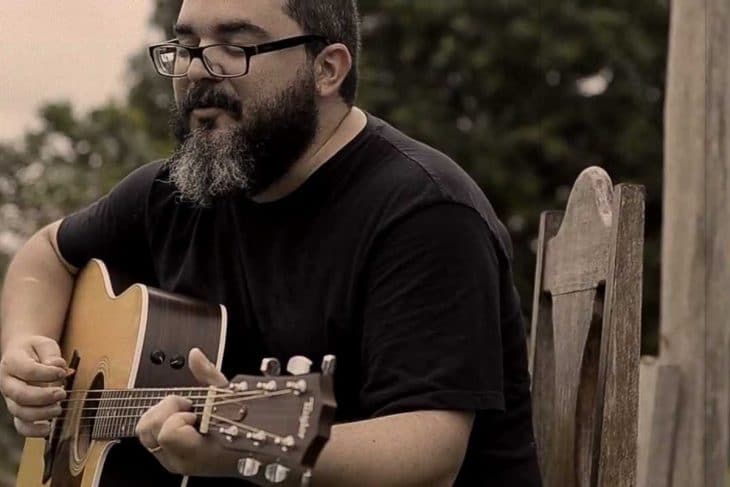 Eduardo Mano tocando violão