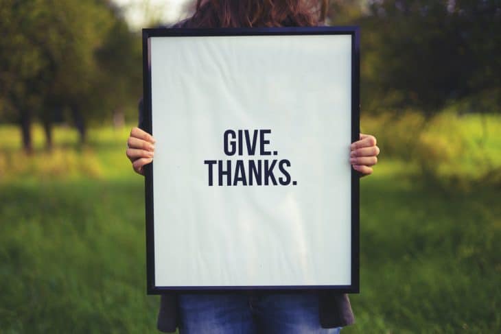 Quadro com os dizeres "Give thanks" - Representando os versículos de agradecimento