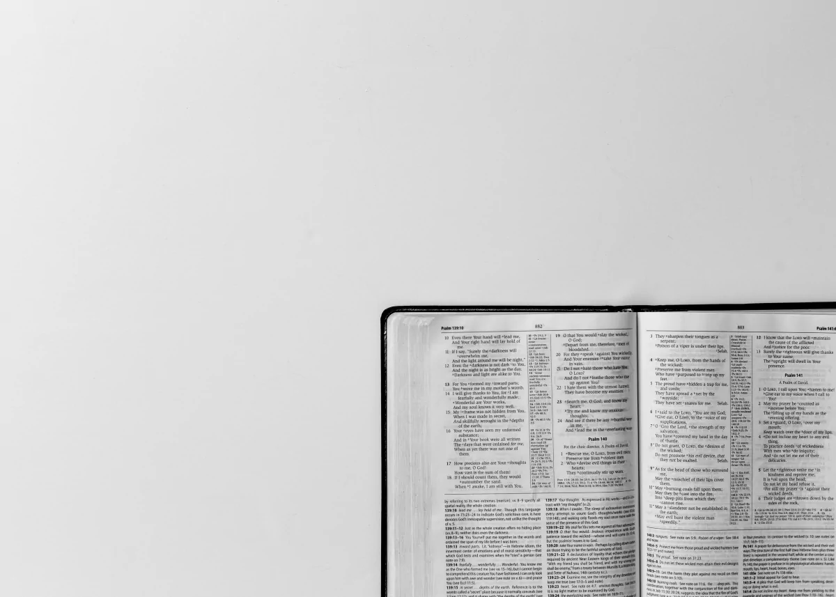 Bíblia aberta em salmos