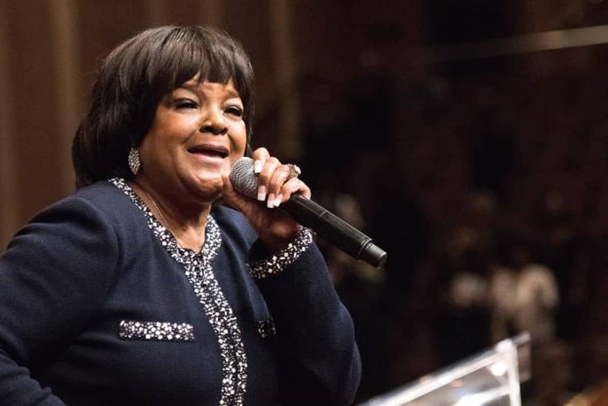 Shirley Caesar no púlpito