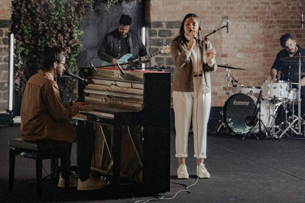 Julia Vitoria e Gabriel Guedes cantando a música Esperança