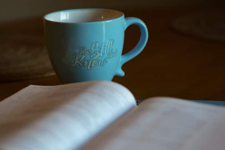 Bíblia e caneca, representando os versículos sobre domínio próprio