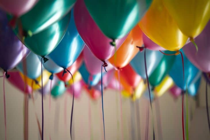 Balões de aniversário coloridos com fitas